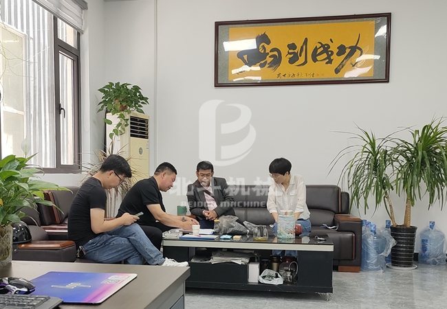 印尼客户到厂参观宅男视频在线免费观看机,深入交流促合作
