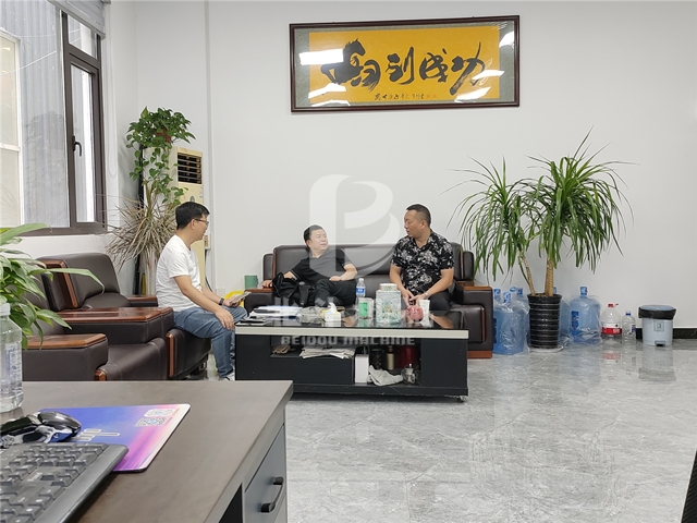 宅男在线小视频机械销售经理与客户深入交谈