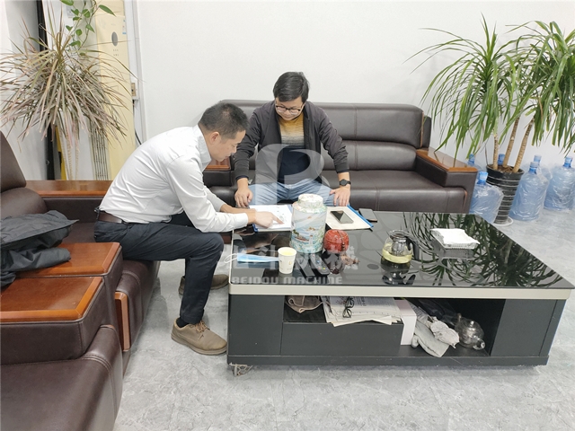 我厂技术人员和苏州客户对木材宅男视频在线免费观看机进行技术探讨