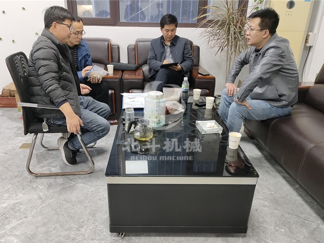 山西考察团洽谈枣壳宅男视频在线免费观看机合作事宜的现场