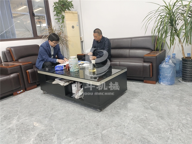 客户和我公司经理就板栗果壳宅男视频在线免费观看机进行洽谈