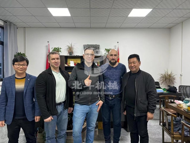 宅男在线小视频机械以饱满的热情迎接俄罗斯客户